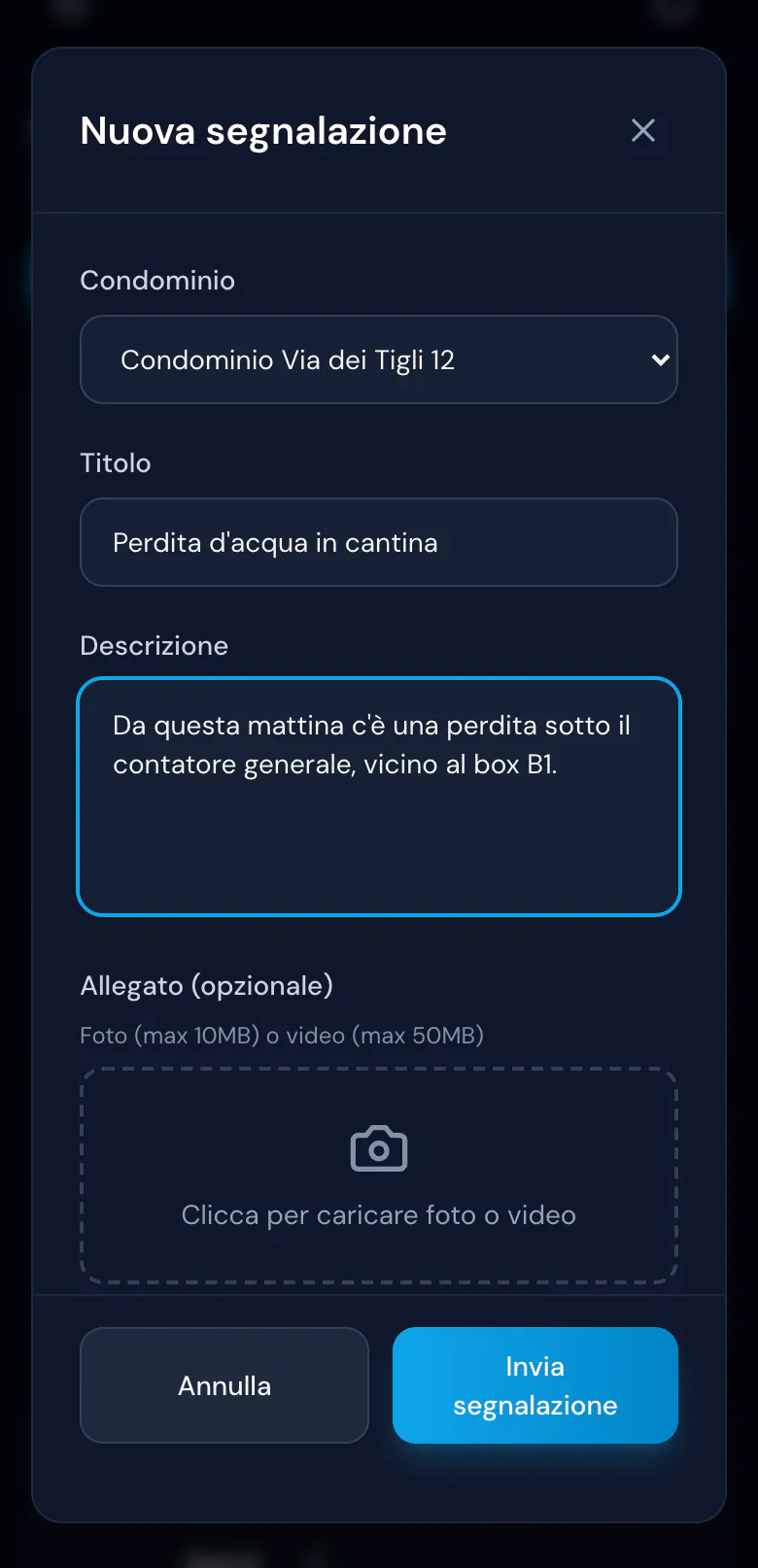 Da smartphone, il condomino compila la nuova segnalazione «Perdita d'acqua in cantina» con descrizione e spazio per allegare foto o video